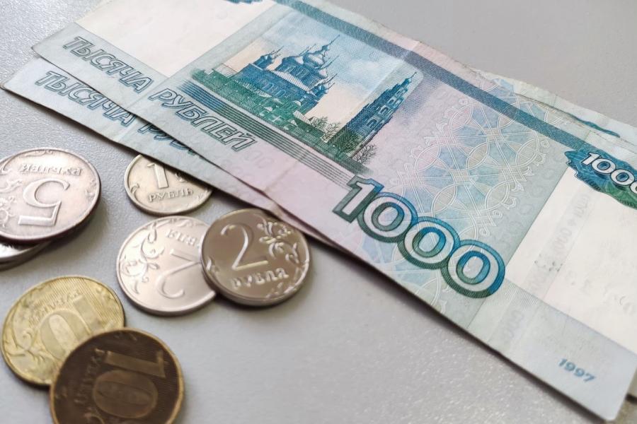 Юрист напомнил, что россияне в возрасте 55/60 лет имеют право на выплату 1 000 рублей: как получить деньги