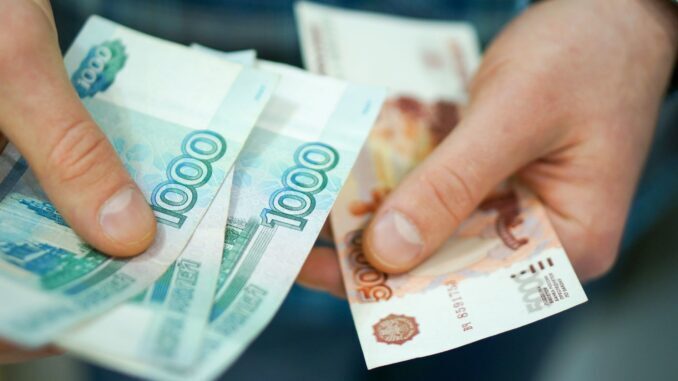 По 13 000 рублей на человека с 1 ноября: россияне могут получить новое пособие от государства из-за локдауна