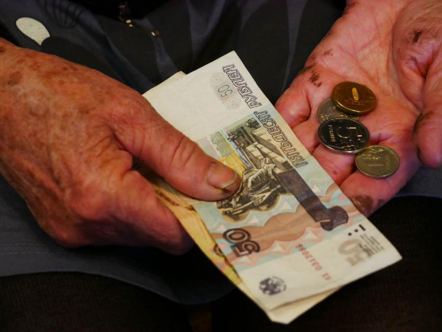 По 2 297 рублей. Граждане старшего поколения смогут получить новые выплаты