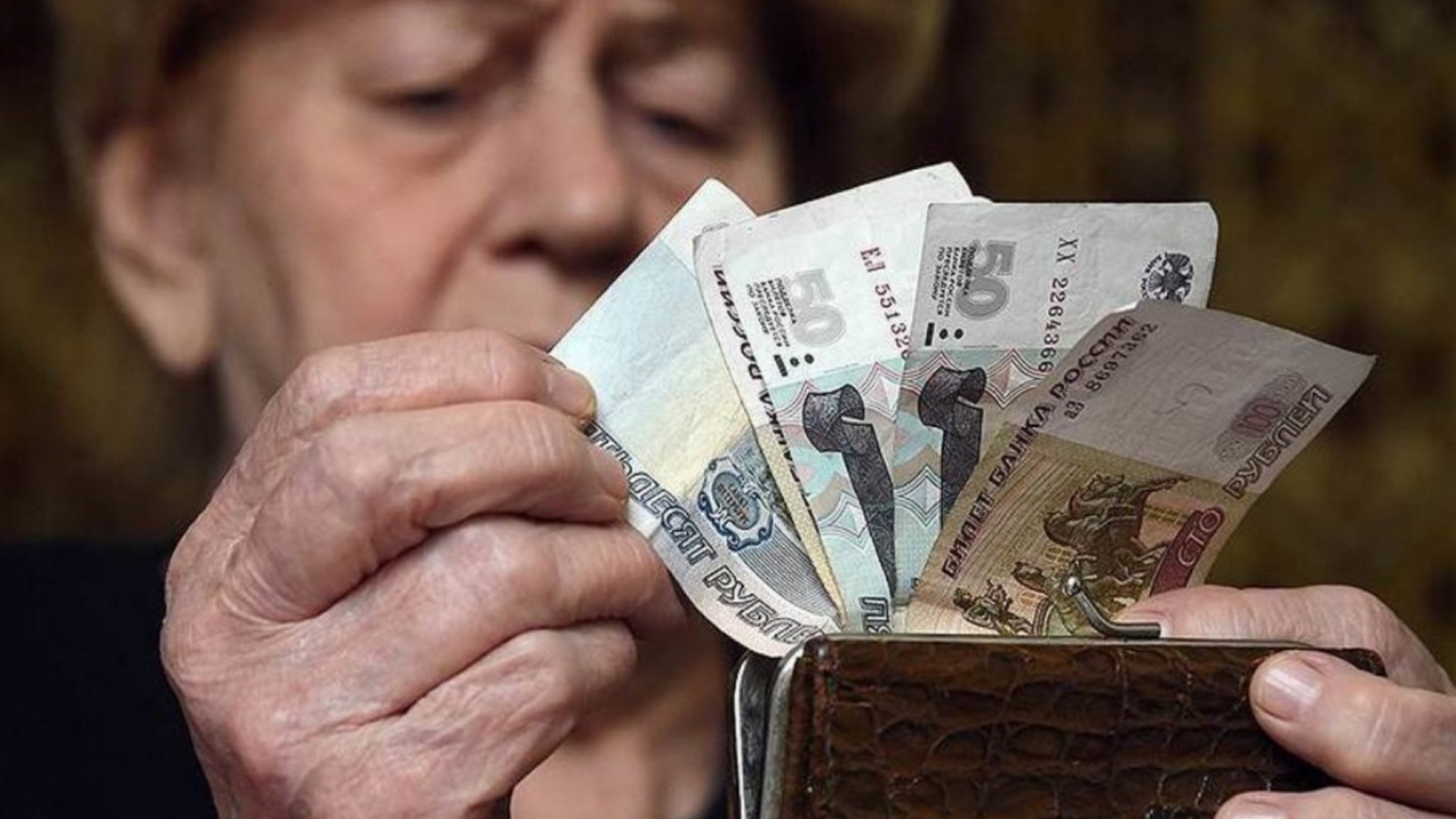 Департамент соцзащиты напомнил пенсионерам о праве на ежемесячные 2200 рублей доплаты