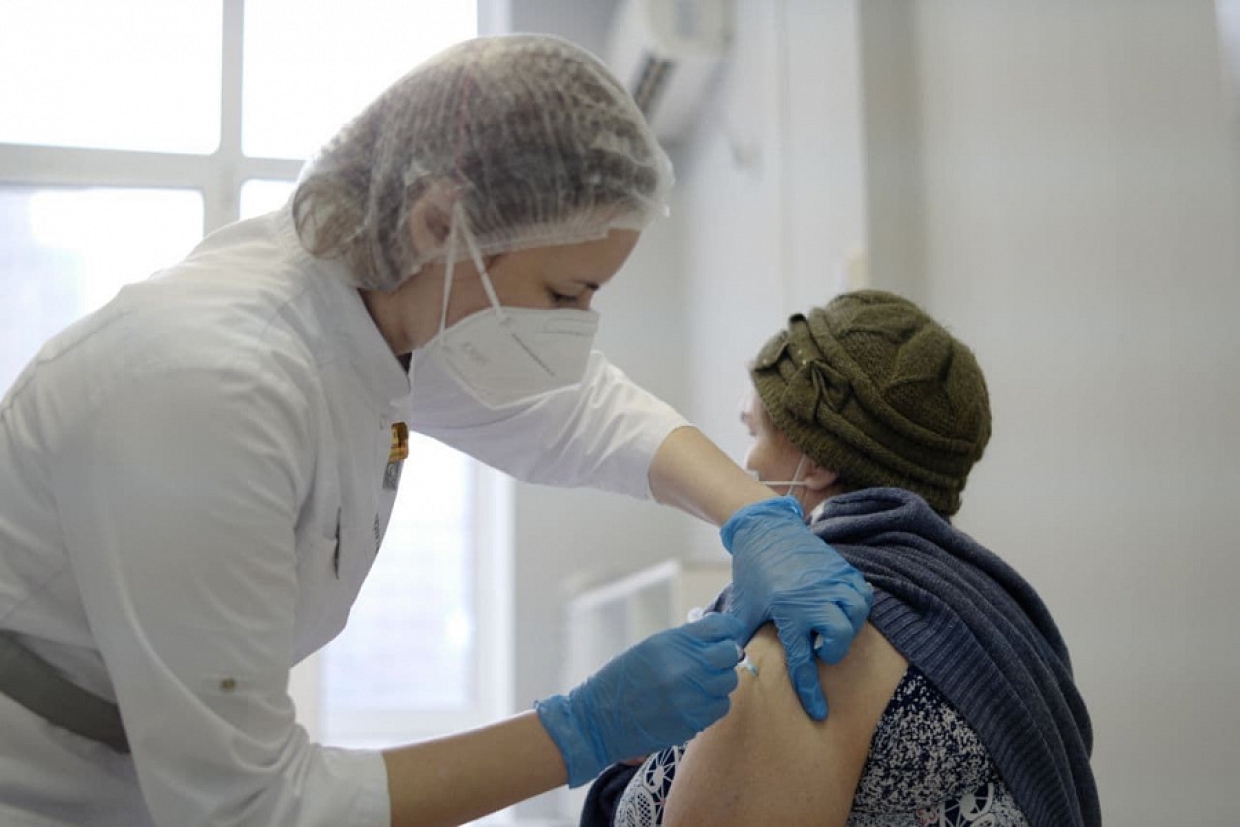 В Совфеде считают необходимым включить прививку от COVID-19 в нацкалендарь - РИА Новости