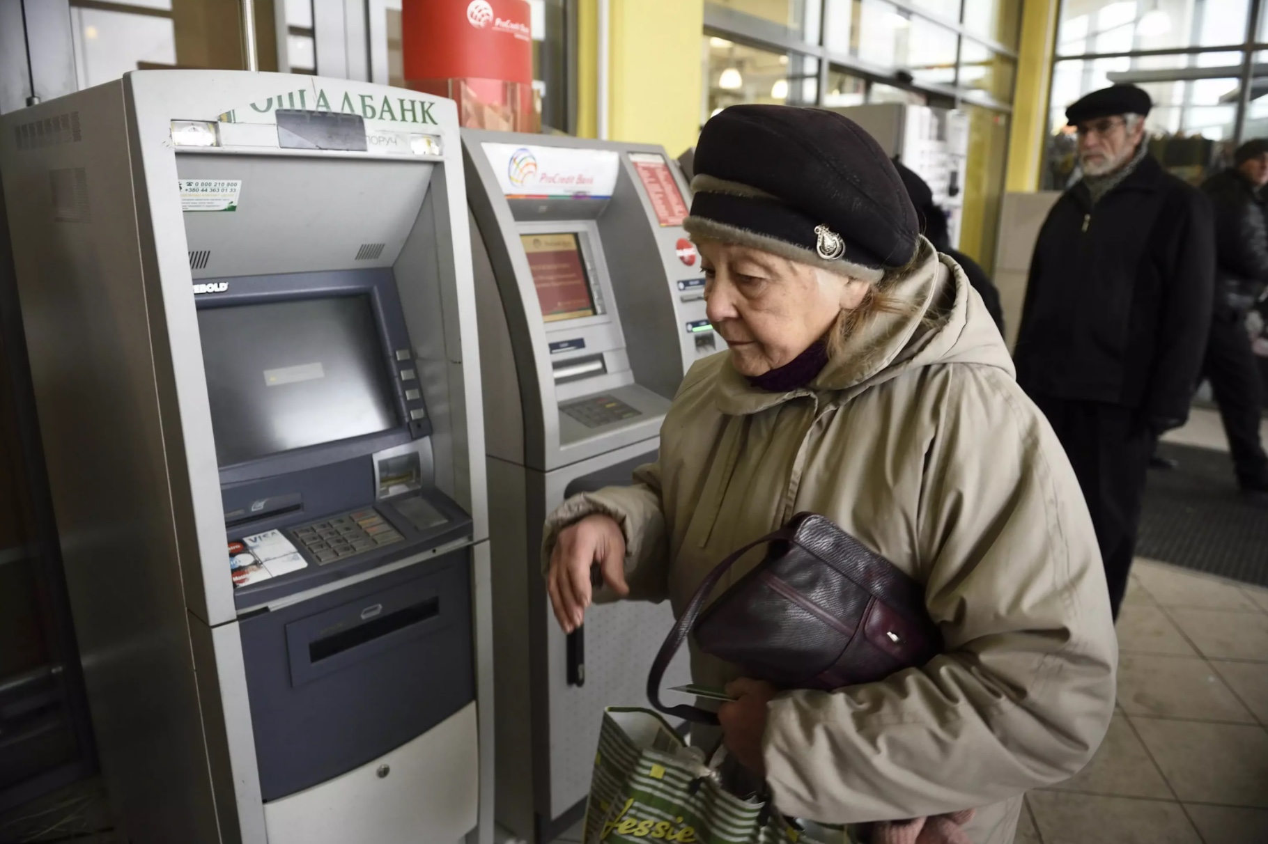 Пенсионер у банкомата