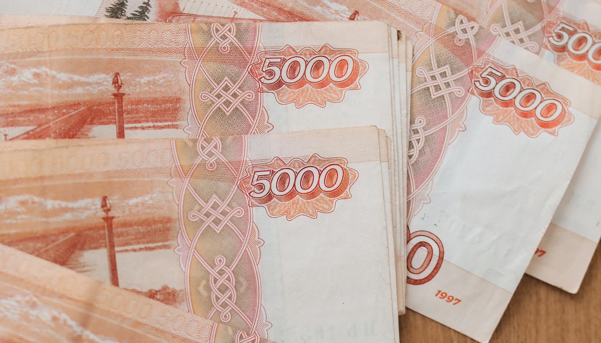 По 10 000 рублей в месяц с 2023 года: в Госдуме обрадовали жителей двух регионов новой выплатой