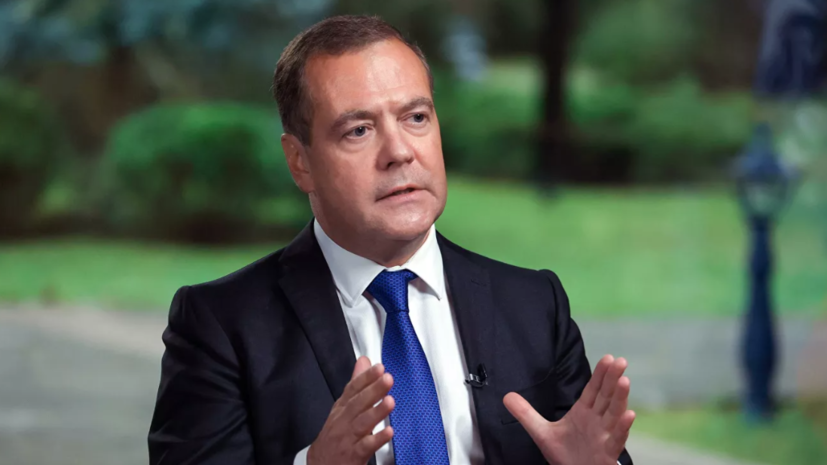 Нужно ограничить в правах граждан, которые не вакцинируются от COVID-19: Дмитрий Медведев сделал заявление