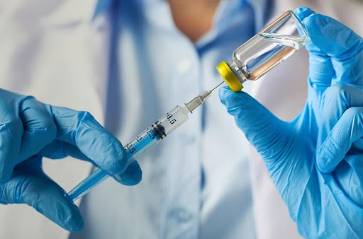 В РАН призвали ввести обязательную вакцинацию от COVID-19 для всех россиян