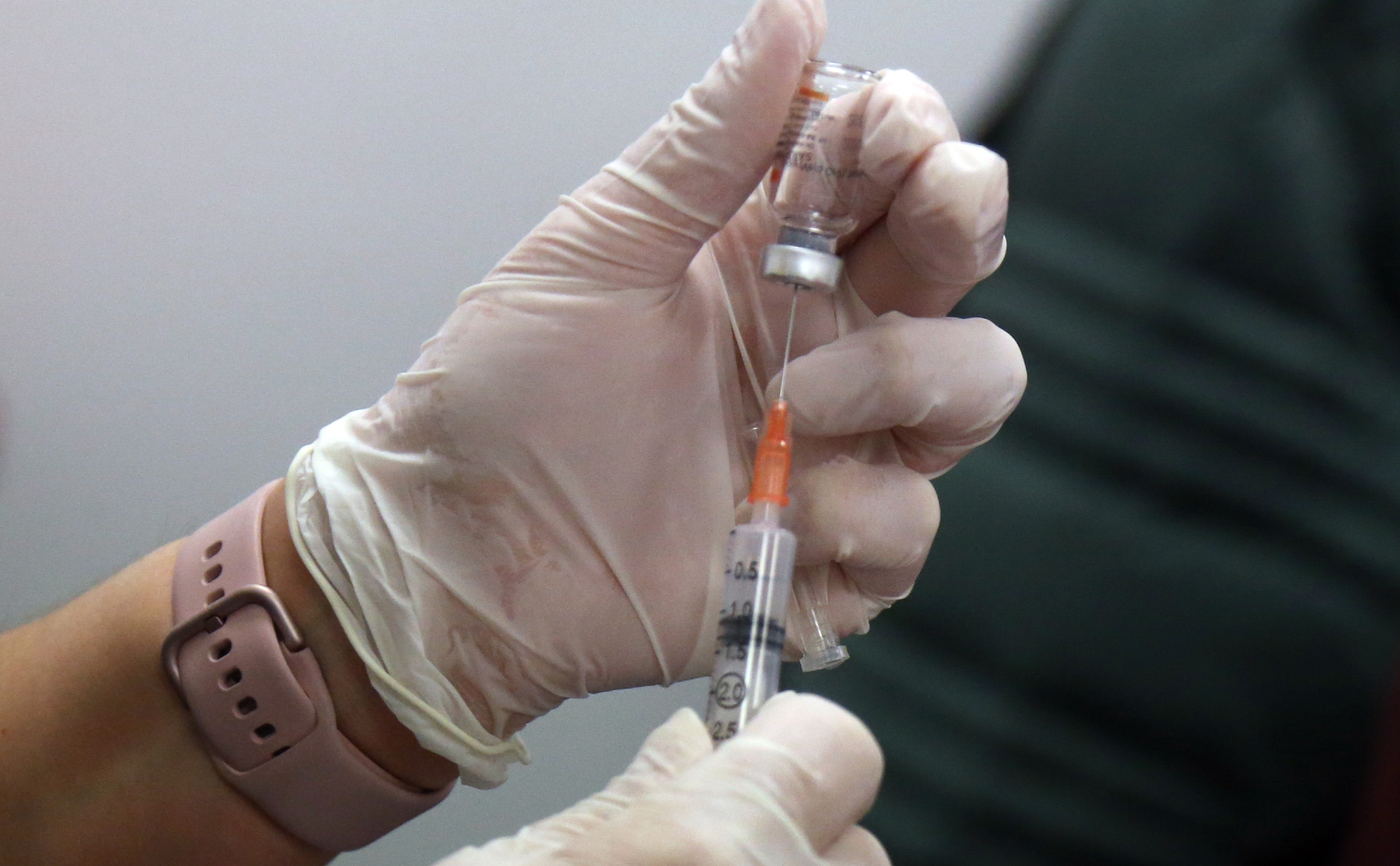 Эпидемиолог ВОЗ: «Ошибочно полагать, что две дозы вакцины полностью защищают от COVID-19»