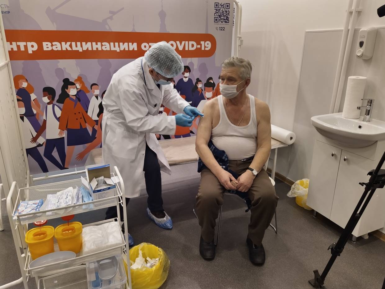 В Петербурге пенсионеров обязали вакцинироваться