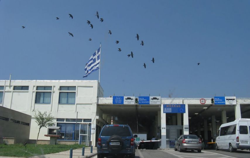 Привитым «Спутником V» разрешат въезд в Грецию